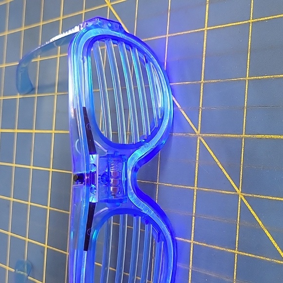 Blue Shutter Light Up 3 Different Speeds Shades Glasses - Picture 3 of 8